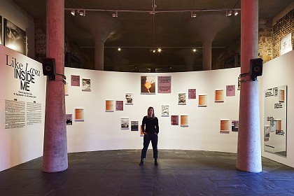 Klara Charlotte Zeitz in ihrer Ausstellung