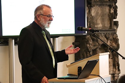 Manfred Wolfersdorf gave a thorough insight into 50 years of depression research