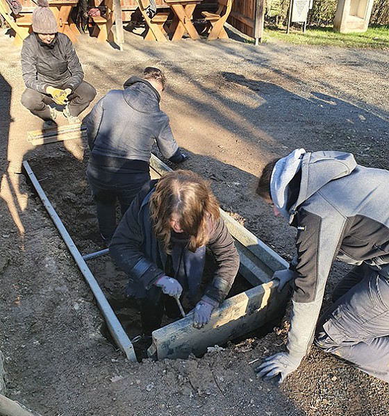 Lehrgangsteilnehmer*innen auf dem Lehrfriedhof in Münnerstadt