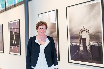 Dr. Beate Hofmann in the exhibition 