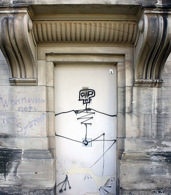 Graffito an der Frontseite des Altbaus