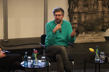 Markus Färber talks with his guests