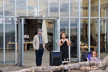 Direktor Dr. Dirk Pörschmann und die Künstlerin Vanesa Abajo Pérez bei der Eröffnung