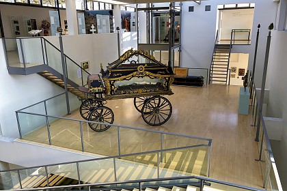 Historische Leichenkutsche auf der Mittelebene des Museums