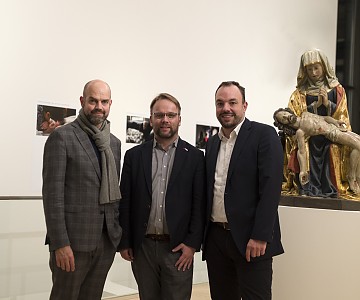 Museum Director Dr. Dirk Pörschmann, Kassel SPD Member of the German parliament Timon Gremmels and Kassel Mayor Christian Geselle announce the news on the opening evening of the special exhibition LAMENTO. Mourning and Tears.