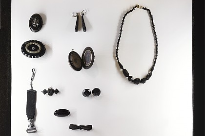 Black mourning jewellery 19th/ 20th Century from the Pretiosen exhibition