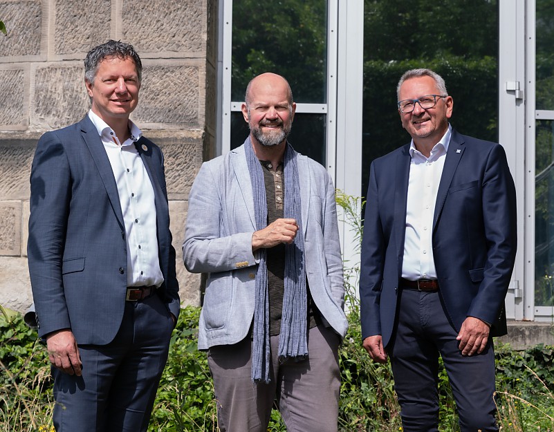 v.l.n.r.: Ulf Penker, Direktor der Sparda-Bank Kassel, Dr. Pörschmann und Claus Beller, Direktor Vertriebsregion West der Evangelischen Bank
