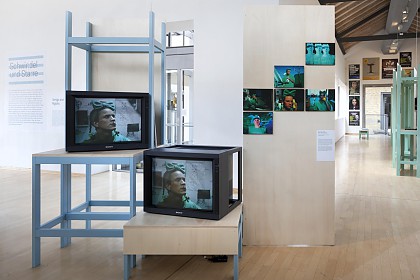 Eine Videoarbeit von Bjørn Melhus in der Suizid-Ausstellung