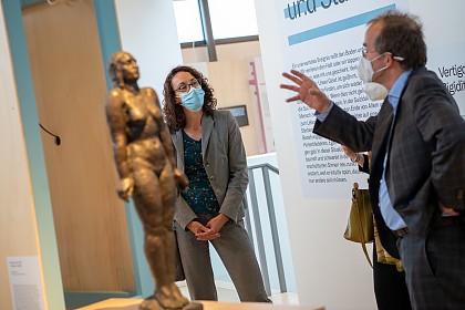 Minister of State Angela Dorn and Prof. Dr. Reinhard Lindner in front of a sculpture by the German sculptor Georg Kolbe