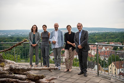 From left to right: Minister of State Angela Dorn, curator of the exhibition Tatjana Ahle, Director of the Museum Dr. Dirk Pörschmann, Head of the Department of Culture Dr. Susanne Völker and Scientific Director of the project Prof. Dr. Reinhard Lindner