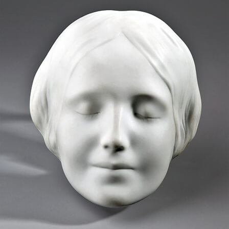 Totenmaske einer Frau mit gewelltem Haar