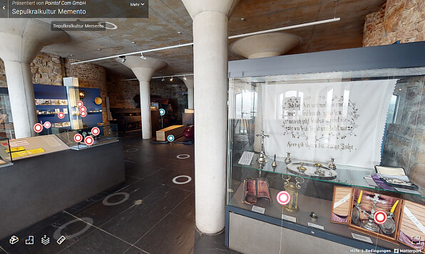 Digitale Führung durch Ausstellungsräume mit interaktiven Markierungen auf dem Boden zur Navigation
