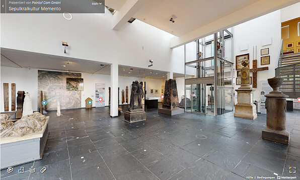 Digitale Führung durch einen großen Ausstellungsraum mit mehreren antiken Statuen und Skulpturen