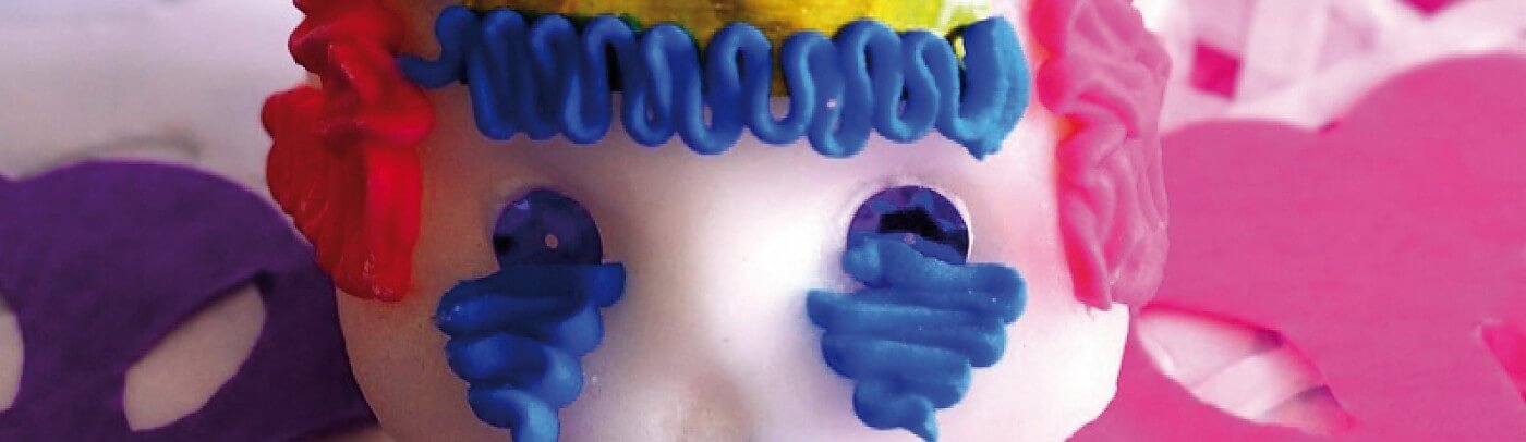 Nahaufnahme einer bunt bemalten Objekt mit blauen Verzierungen