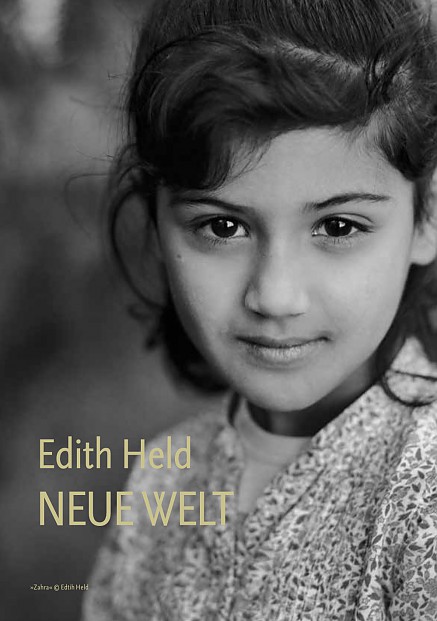Schwarz-weißes Porträt eines Kindes mit lockigem, schulterlangem Haar. Das Kind trägt ein gemustertes Oberteil. Links unten steht in heller Schrift: 'Edith Held NEUE WELT'.
