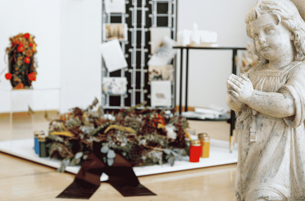 Ausstellungsraum innen, Grabkranz und Engelsstatue