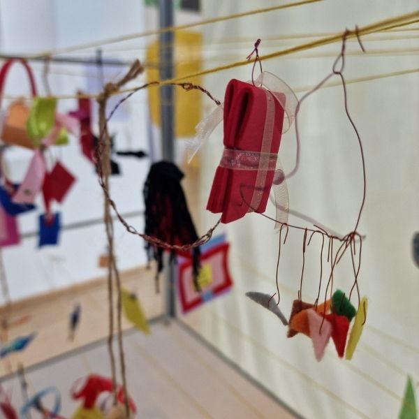 Selbst gebastelte Unsterblichkeits-Amulette im Museum für Sepulkralkultur